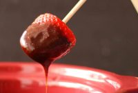 Slow Cooker Chocolate Fondue: Simple Recipe for Dipping Party Treats