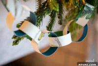 DIY Christmas Paper Chains from Wallpaper Rolls: Festive Holiday Decor