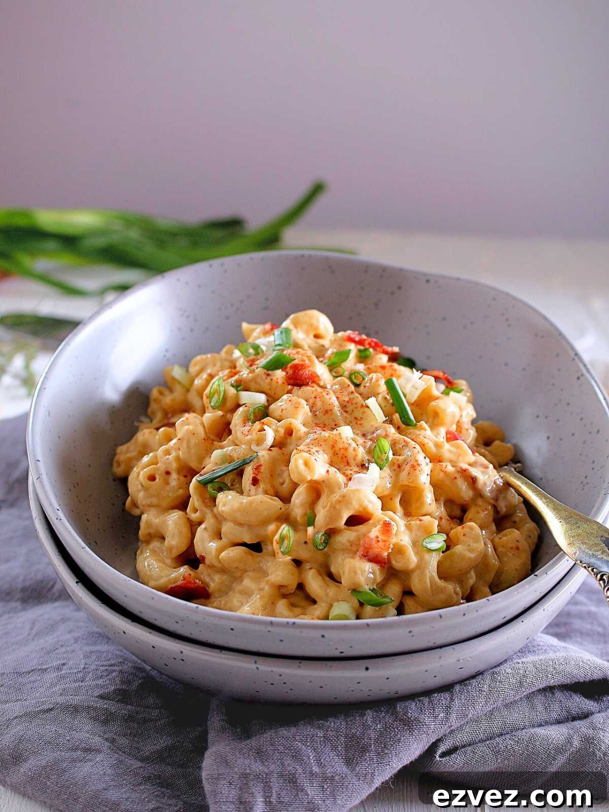 Creamy Cauliflower Mac and Cheese 2 creamy cauliflower sauce with pasta in a bowl.