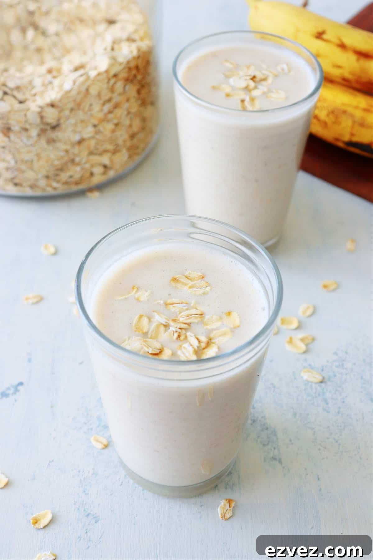 Oatmeal Smoothie recipe Two oatmeal smoothies in glasses.