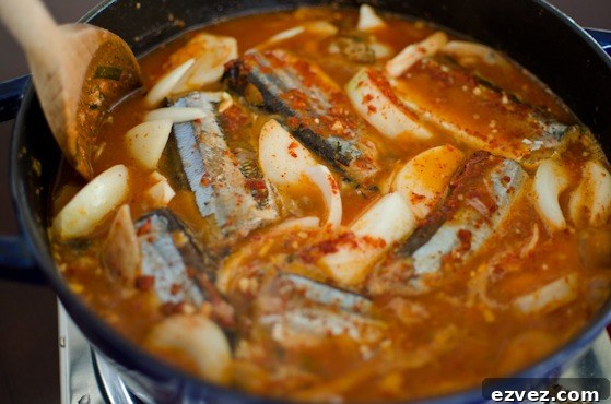 Mix kimchi, mackerel pike, and onion with the stew broth in a pot.