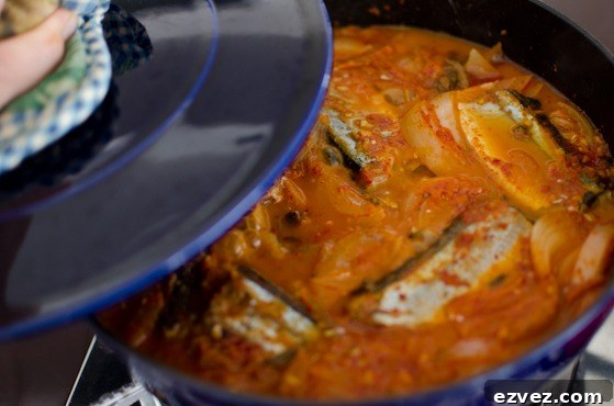 Cover mackerel pie kimchi stew with a lid and simmer over low heat.