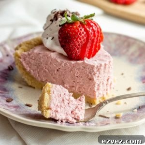An easy no-bake strawberry cream pie with great fresh strawberry flavor! | low carb, gluten-free, keto, thm