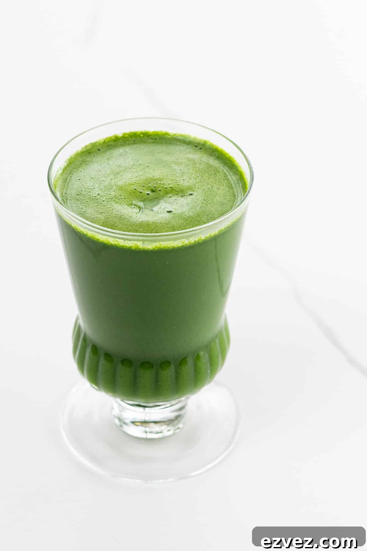 Kale Juice Benefits, Recipes, and How to Make It at Home 2 Kale juice in a glass